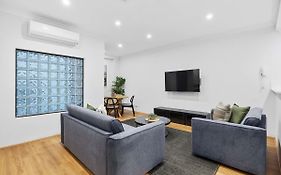 The Mont - Riverside Apartment With Pool, East Perth